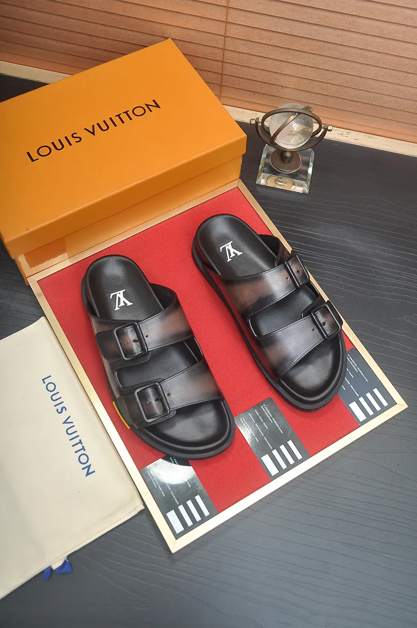 Men's shoes 💰400💶 [Louis Vuitton LV slippers] (high-end cowhide) counter 1:1 fashion style, a must-have for summer! The designer used LV’s iconic outsole. The original simple slippers instantly become fashionable! The upper is made of flexible special cowhide leather straps alternately, and the workmanship is exquisite! A must-have for stylish men in summer, size 38-45 (45 customized)